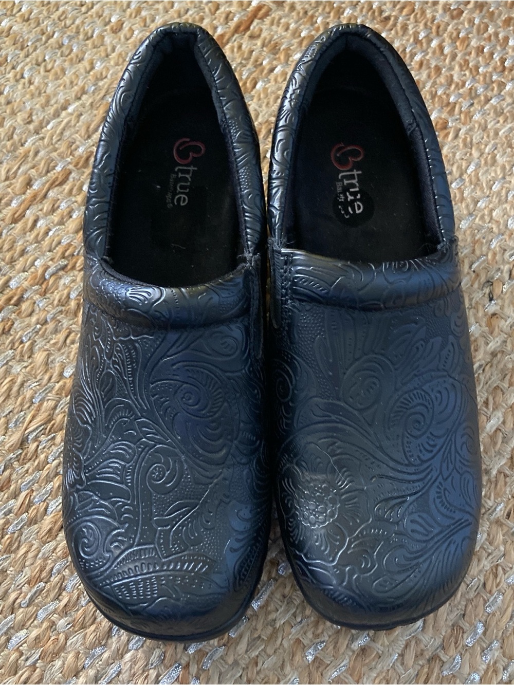 Btrue by Baretraps Brasil Womens 6.5 M Black Embossed Floral Comfort Clogs